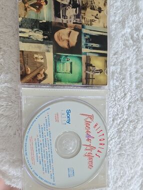 Sony White CD with Red & Blue Text - Ricardo Arjona 'Historias'